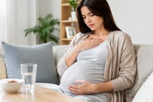 Aigreur d'estomac enceinte : causes, symptômes et solutions naturelles