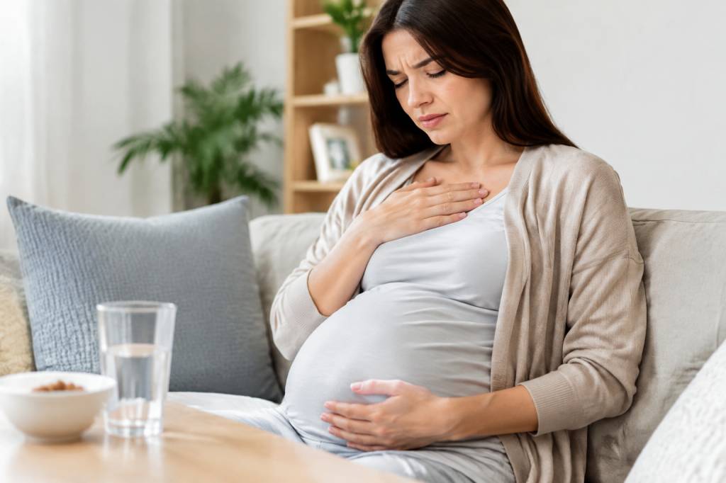 Aigreur d'estomac enceinte : causes, symptômes et solutions naturelles