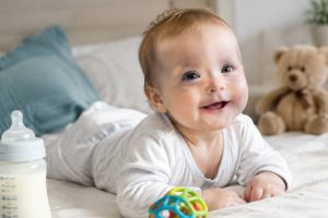 Bébé à 5 mois : développement, alimentation et sommeil