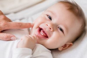 Âge poussée dentaire : quand apparaissent les premières dents de bébé ?